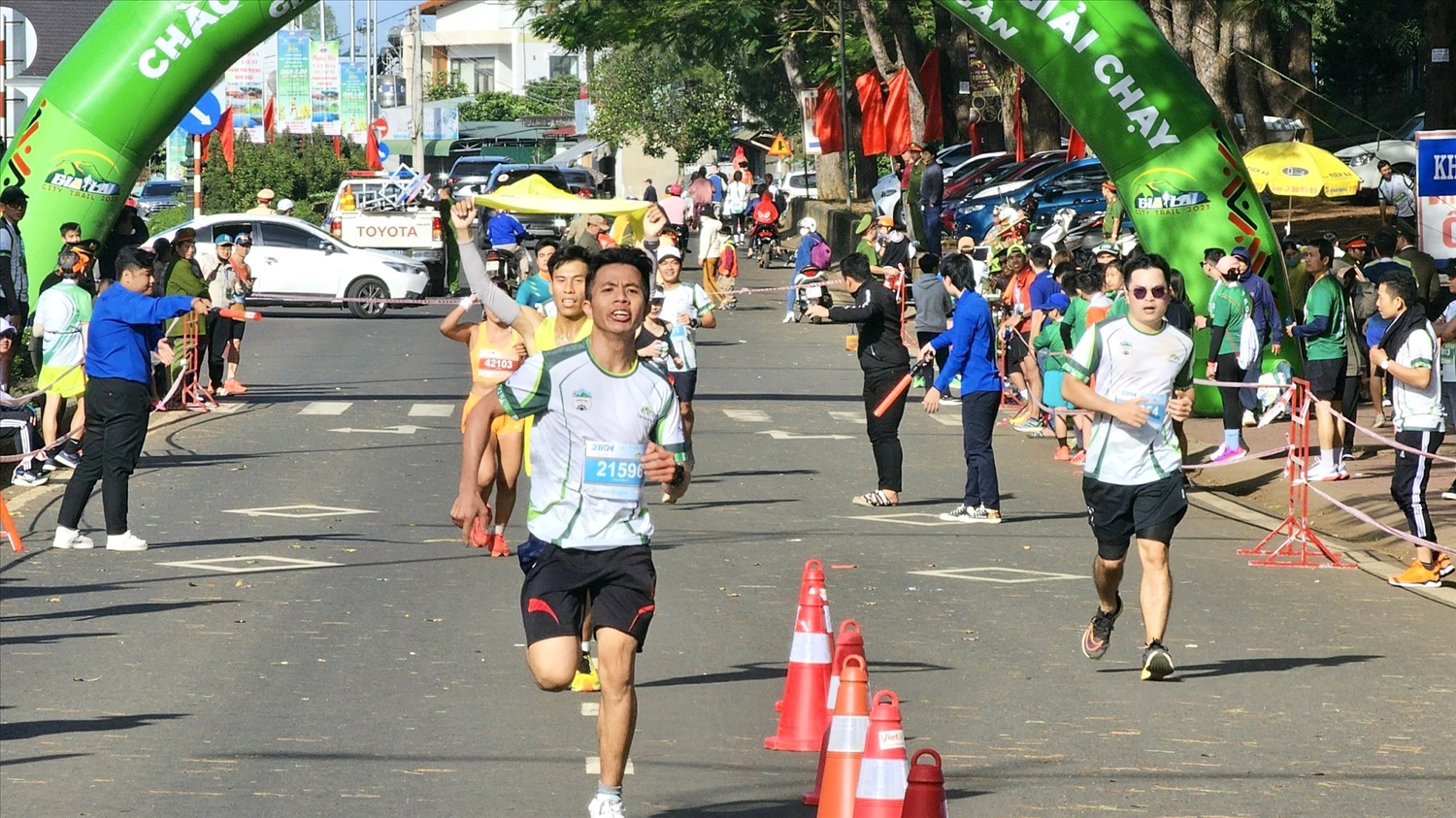 Các vận động viên sôi nổi tranh tài tại giải chạy Gia Lai City Trail 2023