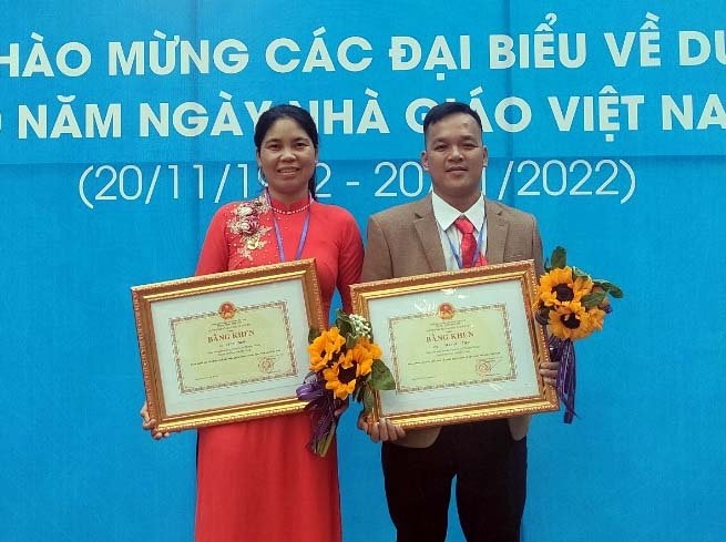 Năm 2022, vợ chồng thầy cô Dinh, Tiệp vinh dự cùng lúc được Bộ GD&ĐT vinh danh là Nhà giáo tiêu biểu, xuất sắc toàn quốc