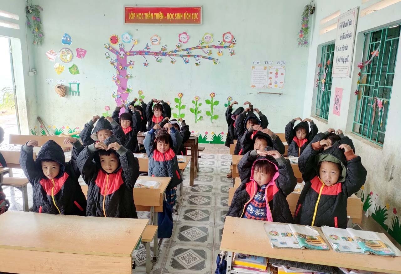 Tại điểm trường Thèn Pả, có gần 80 học sinh, trong đó bậc mầm non có 38 em, bậc tiểu học có 40 em, đều là con em người Mông 