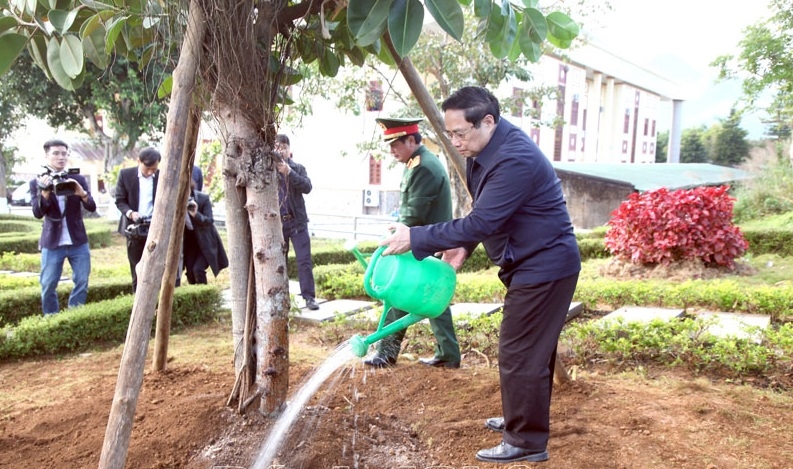 Thủ tướng Phạm Minh Chính trồng cây lưu niệm tại khu Tượng đài Bác Hồ với Nhân dân các dân tộc tỉnh Lai Châu