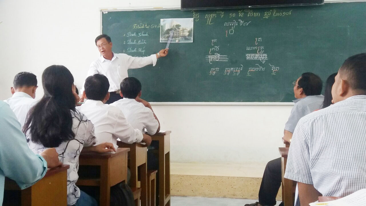 Đẩy mạnh đào tạo GV dạy tiếng DTTS đạt trình độ chuẩn theo quy định. (Trong ảnh: Một tiết học của sinh viên Sư phạm Ngữ văn Khmer Nam Bộ - Trường Đại học Trà Vinh)