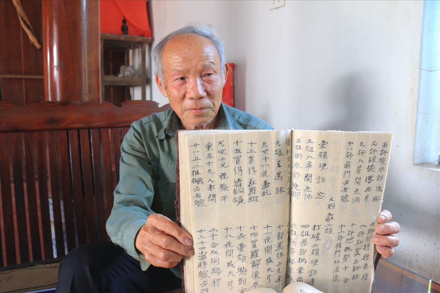 Nghệ nhân ưu tú Bàn Văn Cường với sách cổ của người Dao ở Bắc Giang