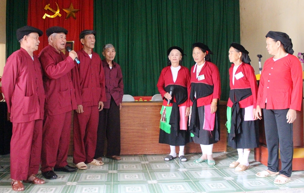 Người có uy tín Lưu Đình Tiến (người cầm micro) cùng hội viên người cao tuổi xã Vô Tranh hát Soọng cô