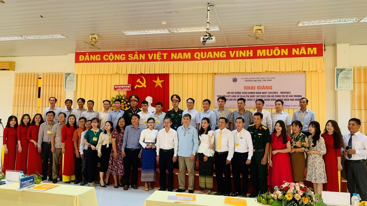 Trường Đại học Trà Vinh hiện là cơ sở đào tạo nguồn cán bộ dân tộc quan trọng cho khu vực phía Nam và cả nước. (Trong ảnh: Khai giảng Lớp bồi dưỡng tiếng Khmer thực hiện theo Kết luận 39-KL/TW ngày 18/7/2022 của Bộ Chính trị về chủ trương bồi dưỡng cán bộ lãnh đạo, quản lý ở nước do Cục Đào tạo, bồi dưỡng cán bộ – Ban Tổ chức Trung ương phối hợp với Trường ĐH Trà Vinh tổ chức diễn ra ngày 12/4/2023)