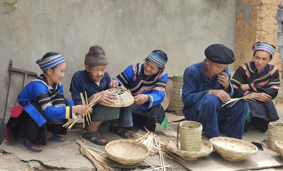 Người cao tuổi huyện Đồng Văn (Hà Giang) luôn nêu cao tinh thần gương mẫu trong phát triển kinh tế và truyền dạy nghề truyền thống cho thế hệ trẻ