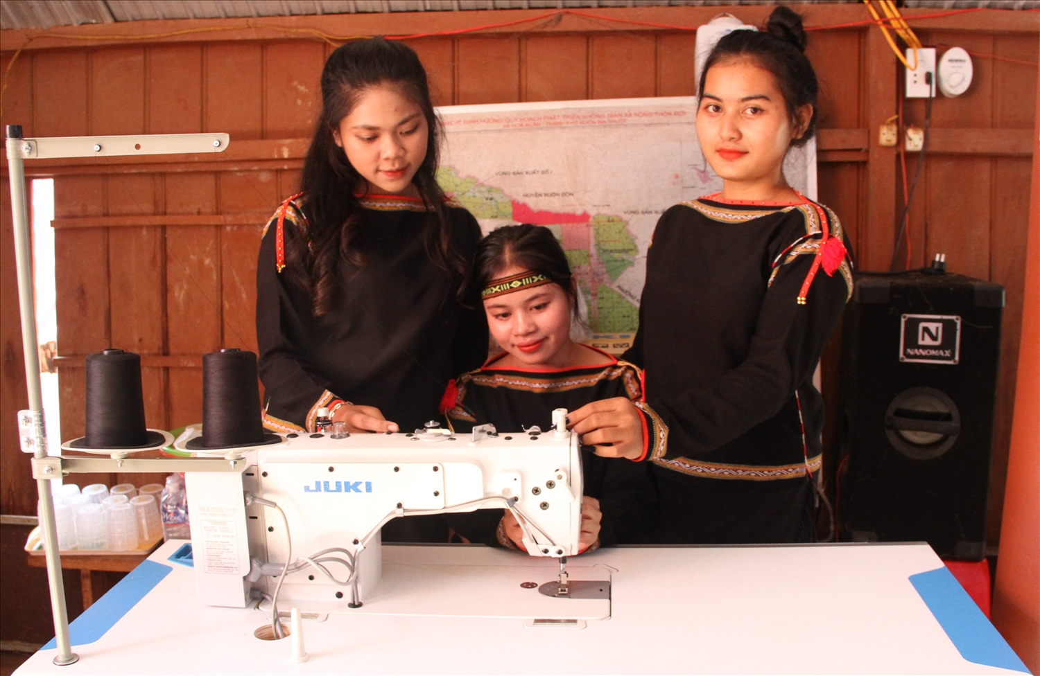 Câu lạc bộ Dệt thổ cẩm của người Ê Đê buôn Drai Hling được hỗ trợ máy móc, dụng cụ phục vụ việc truyền dạy và dệt thổ cẩm
