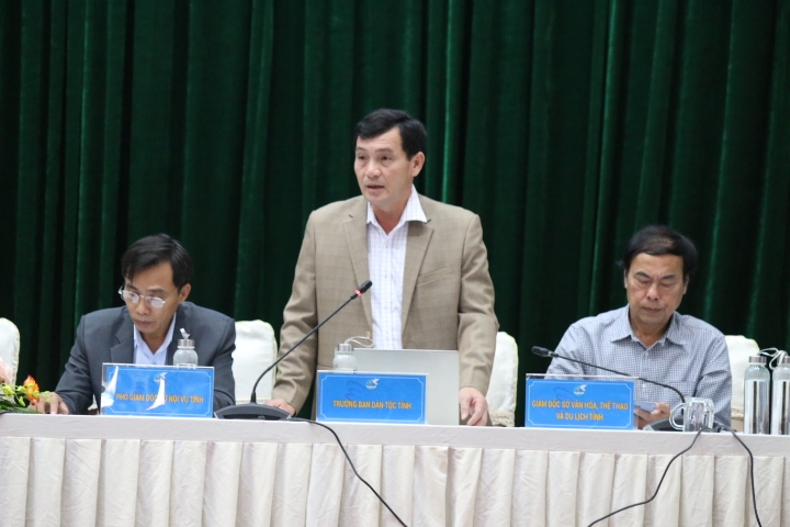Ông Đinh Quốc Tuấn – Trưởng Ban Dân tộc tỉnh Kon Tum trả lời các kiến nghị của hội viên phụ nữ