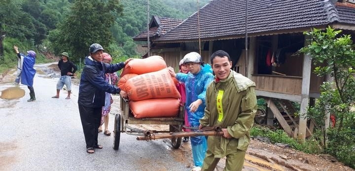 Giúp người dân bản Bủng xát xã Châu Khê huyện Con Cuông di dời tài sản khỏi điểm sạt lở núi