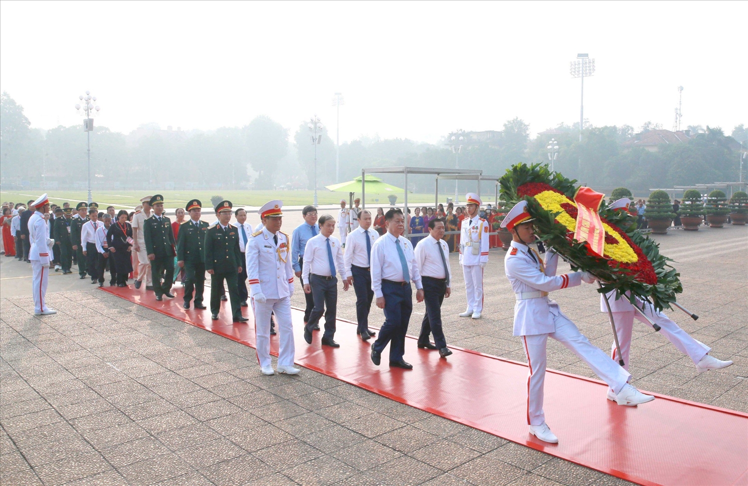 Đoàn đại biểu các điển hình tiêu biểu toàn quốc trong học tập và làm theo tư tưởng, đạo đức, phong cách Hồ Chí Minh năm 2023 đặt vòng hoa, vào Lăng viếng Chủ tịch Hồ Chí Minh. (Ảnh: TL)