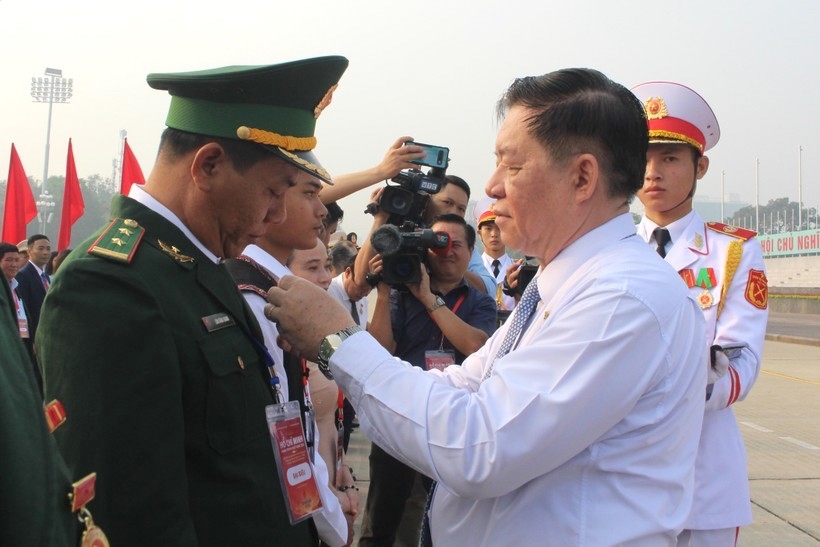 Thượng tướng Nguyễn Trọng Nghĩa, Bí thư Trung ương Đảng, Trưởng Ban Tuyên giáo Trung ương trao Huy hiệu Bác Hồ cho các điển hình tiêu biểu. (Ảnh: TL)