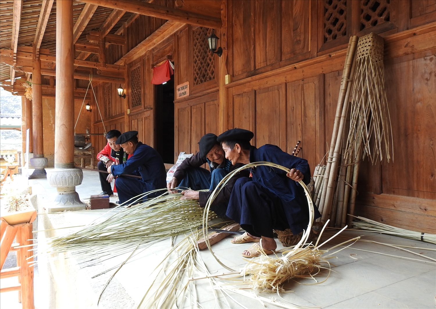 Đồng bào người Mông đan các sản phầm thủ công phục vụ khách du lịch tại Làng văn hóa Du lịch cộng đồng dân tộc Mông xã Pả Vi