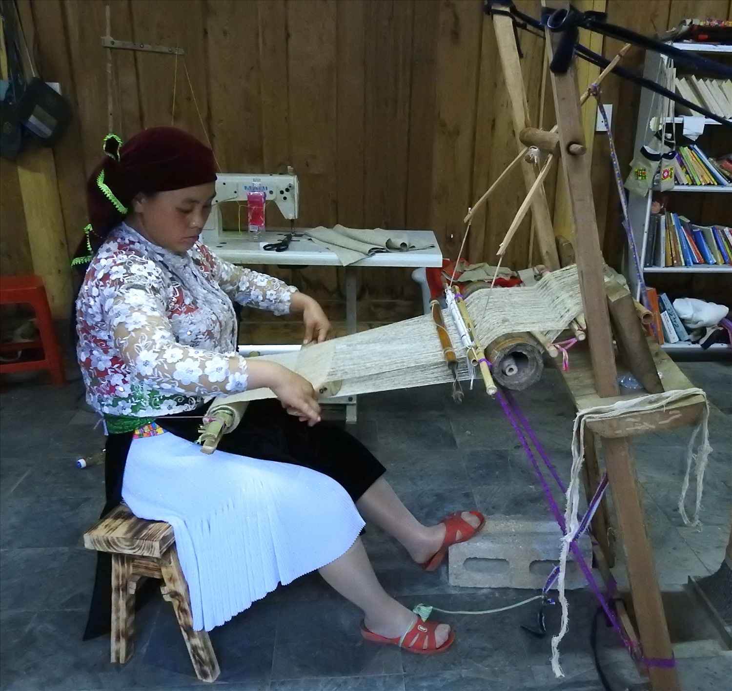 Phụ nữ Mông vẫn gìn giữ được nghề dệt vải lanh của dân tộc