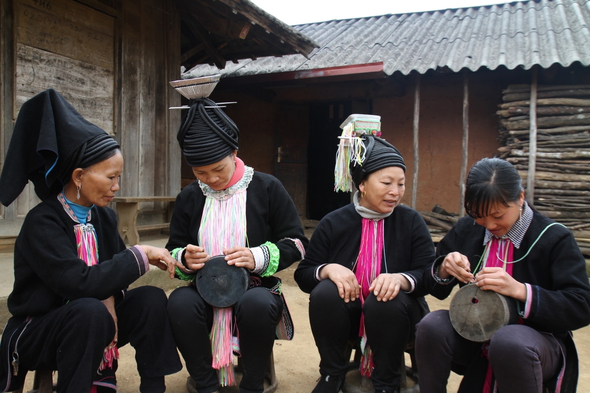 Đan mũ đuôi ngựa là nghề truyền thống của dân tộc Dao ở Lai Châu đang được khôi phục, phát triển.