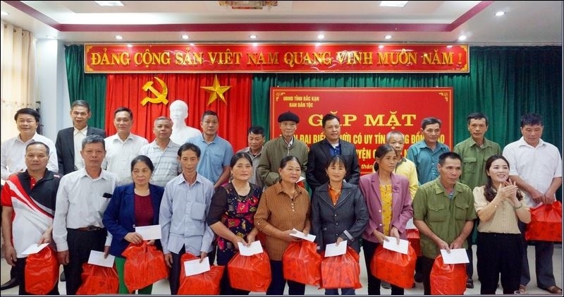 Lãnh đạo Ban Dân tộc tỉnh Bắc Kạn trao quà tặng đại biểu Người có uy tín trong đồng bào DTTS huyện Chợ Đồn.
