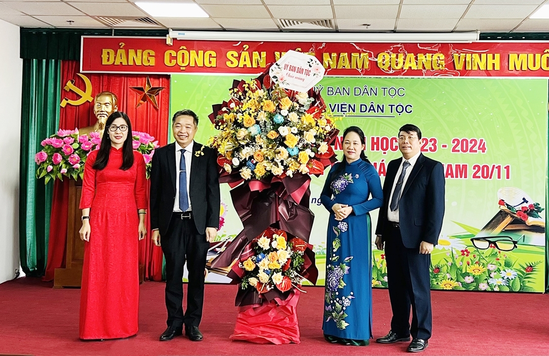 Thứ trưởng, Phó Chủ nhiệm UBDT Nông Thị Hà tặng hoa thầy và trò Học viện Dân tộc