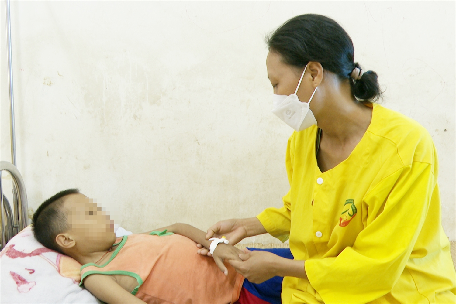 Nhờ có BHYT hỗ trợ mà con chị Lại Thị Thào mới đủ điều kiện duy trì điều trị bệnh