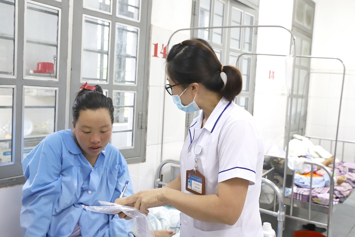  Người dân được cán bộ y tế hướng dẫn thủ thục khi nhập viện