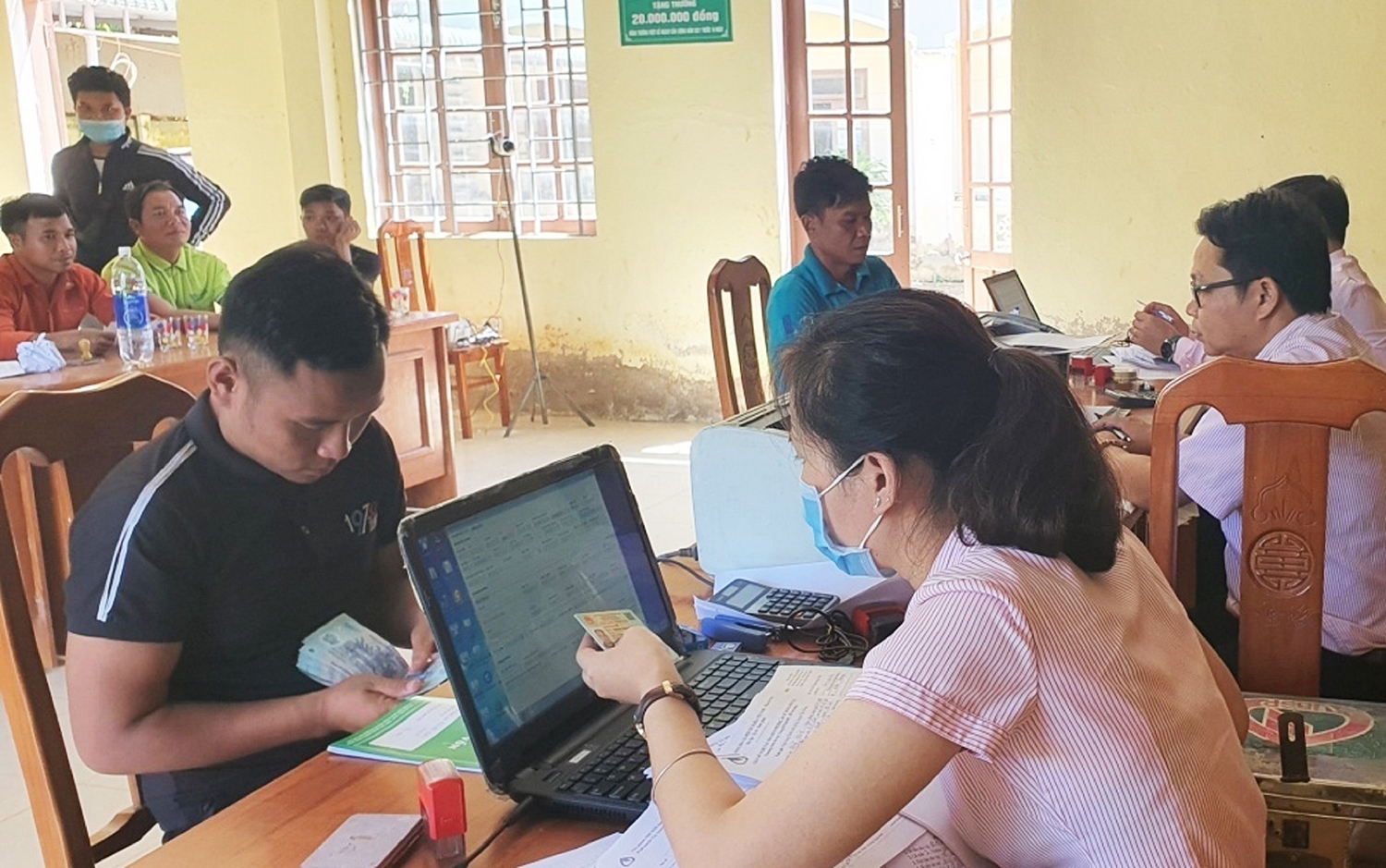  Phòng Giao dịch Ngân hàng CSXH huyện Tây Giang giải ngân cho người dân vay vốn