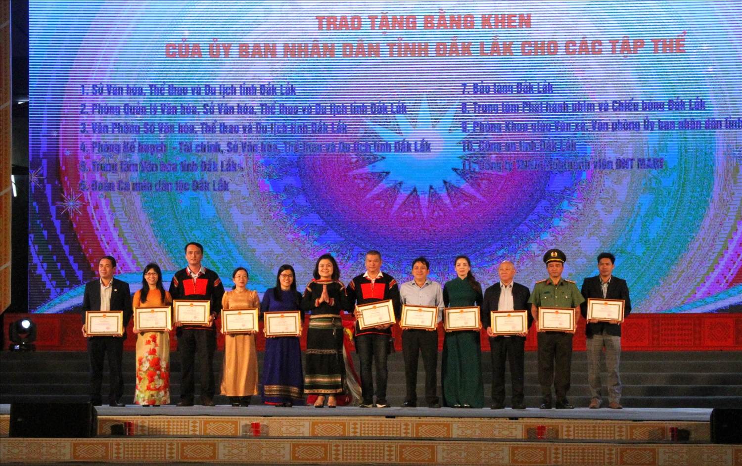 Phó Chủ tịch UBND tỉnh Đắk Lắk, Trưởng ban tổ chức Ngày hội H’Yim Kđoh trao Bằng khen cho các tập thể