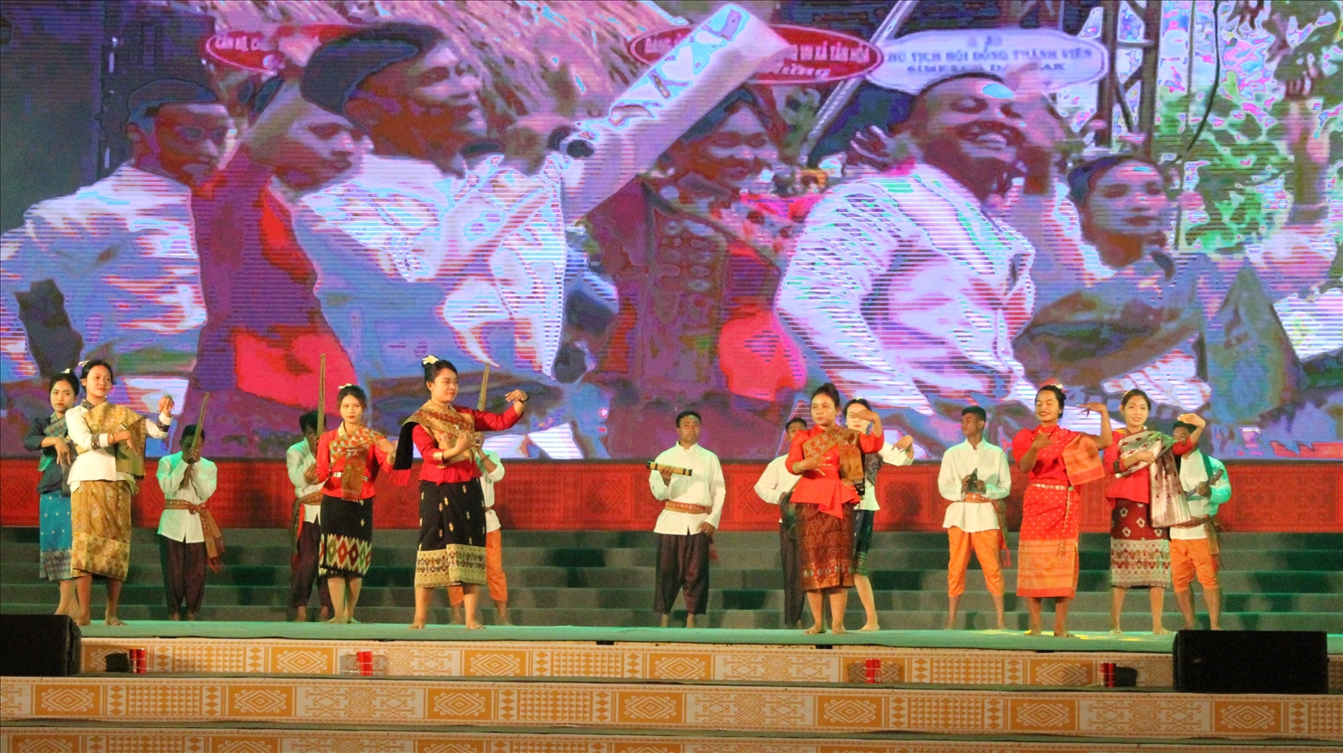 Tiết mục biểu diễn đặc trưng văn hóa Lào của nghệ nhân, diễn viên quần chúng xã Krông Na, huyện Buôn Đôn