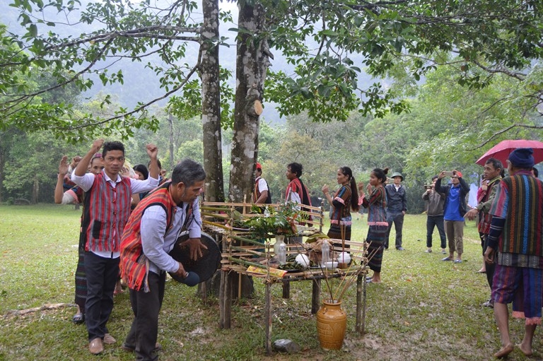Một nghi lễ trong lễ hội mừng cơm mới của đồng bào dân tộc Bru – Vân Kiều.