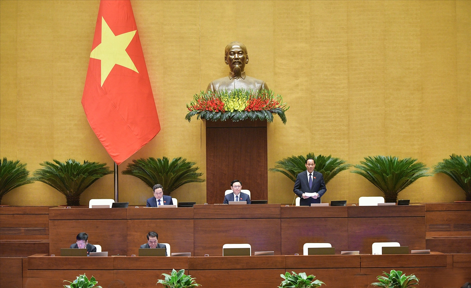 Phó Chủ tịch Quốc hội Trần Quang Phương điều hành phiên thảo luận