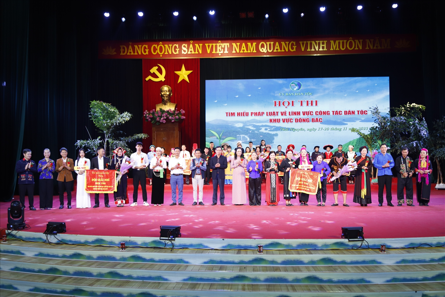Phó trưởng Ban Dân vận Trung ương Triệu Tài Vinh và Phó Chủ tịch Hội đồng Dân tộc của Quốc hội Trần Thị Hoa Ry trao giải Nhì cho đoàn Hà Nội và đoàn Bắc Giang
