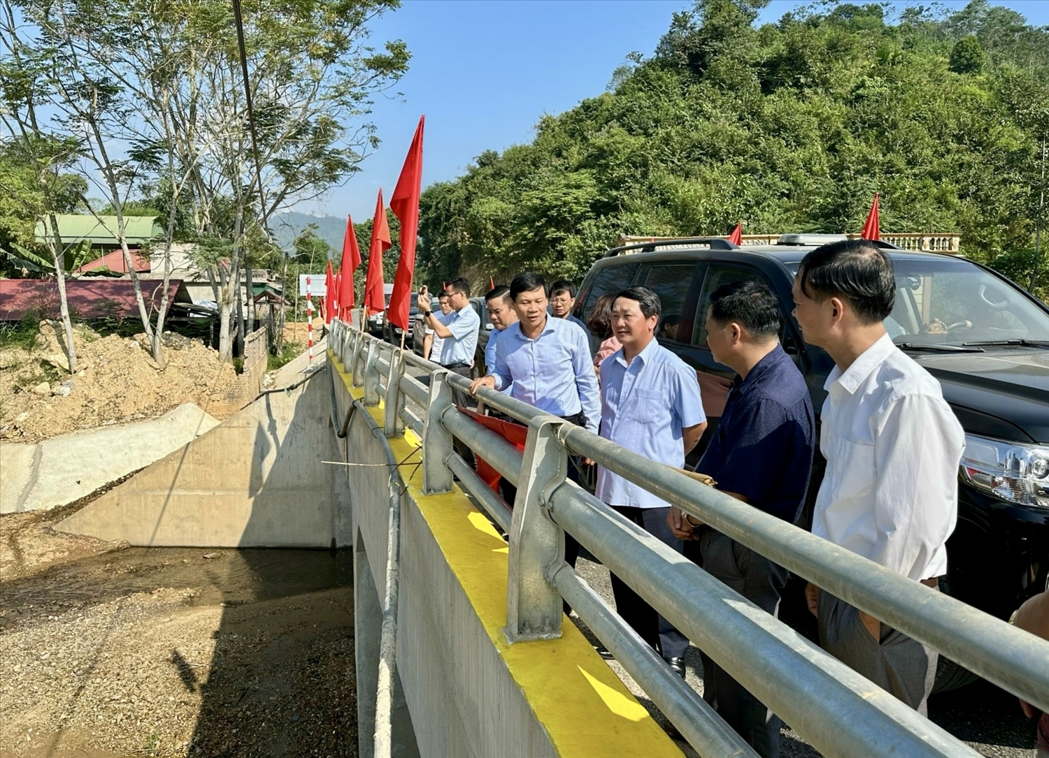 Đoàn công tác kiểm tra, giám sát tại công trình cầu Trẹ Rẹ, xã Kim Thượng, huyện Tân Sơn, tỉnh Phú Thọ mới được khánh thành, đưa vào sử dụng