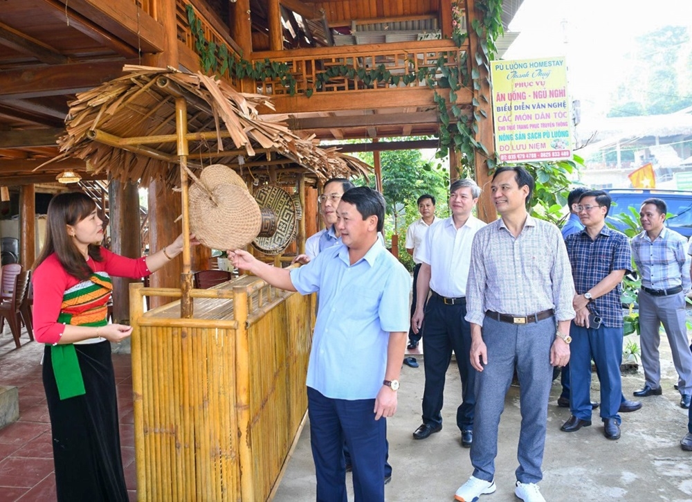 Bộ trưởng, Chủ nhiệm Ủy ban Dân tộc Hầu A Lềnh thăm mô hình du lịch cộng đồng tại thôn Pù Luông, xã Thành Sơn, huyện Bá Thước, tỉnh Thanh Hóa