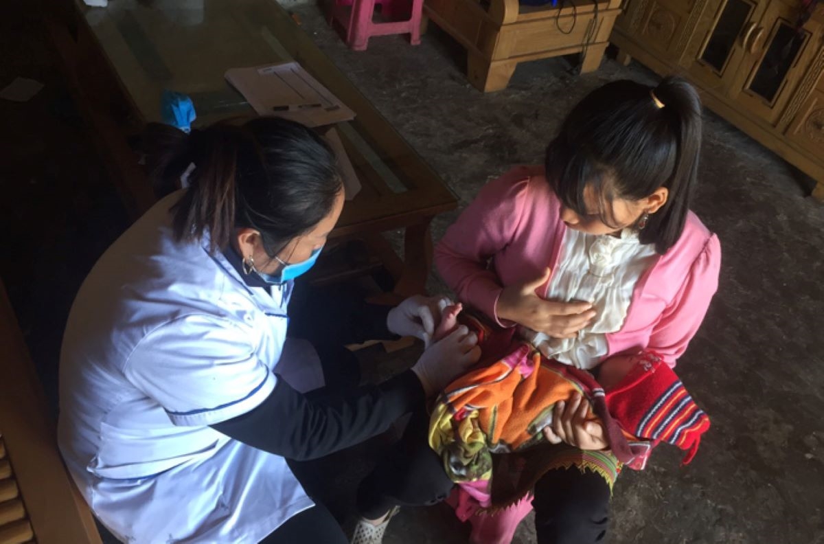 Cán bộ y tế chăm sóc sức khỏe cho trẻ sơ sinh ở Hướng Hóa