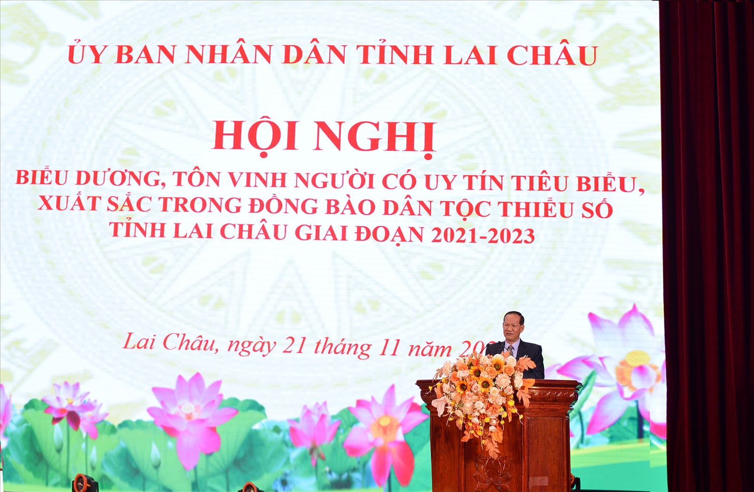 Đồng chí Trần Hữu Chí, Trưởng Ban Dân tộc tỉnh Lai Châu báo cáo đánh giá kết quả hoạt động phát huy vai trò của Người có uy tín trong đồng bào DTTS tỉnh Lai Châu giai đoạn 2021 - 2023.