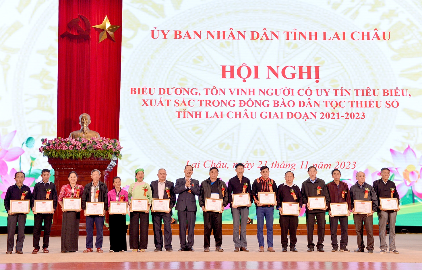 Đồng chí Trần Hữu Chí, Trưởng Ban Dân tộc tỉnh tặng Giấy khen cho Người có uy tín tiêu biểu, có thành tích xuất sắc đóng góp trong phát triển kinh tế - xã hội, bảo vệ an ninh trật tự ở cơ sở giai đoạn 2021-2023.