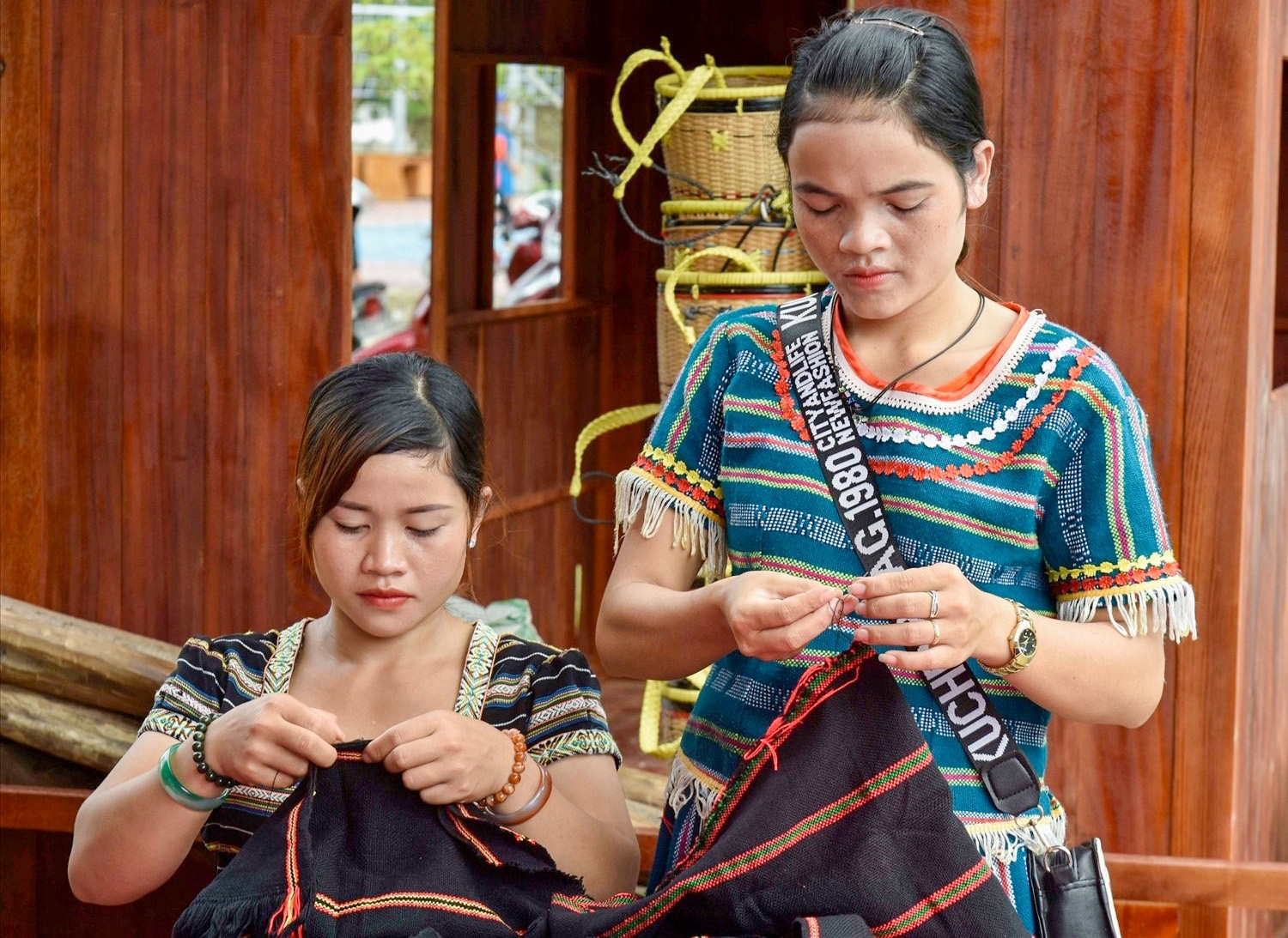 Những cô gái trẻ luôn hào hứng với việc cắt may, sáng tạo trang phục truyền thống dân tộc