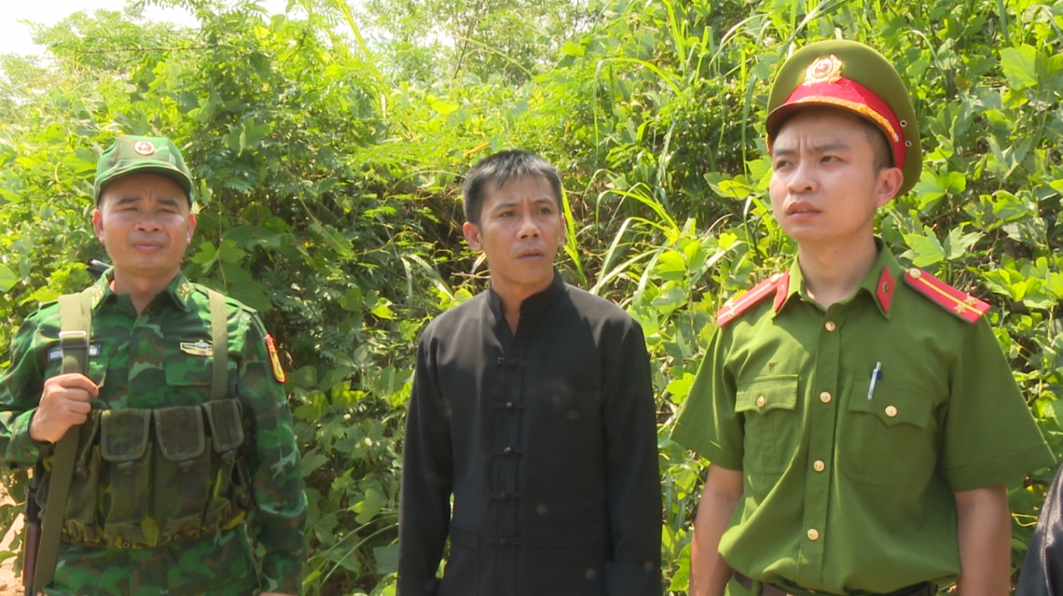 Ông Lèo Xuân Phương, Người có uy tín xã Hoành Mô, huyện Bình Liêu tham gia tuần tra, bảo vệ biên giới cùng lực lượng chức năng huyện Bình Liêu.