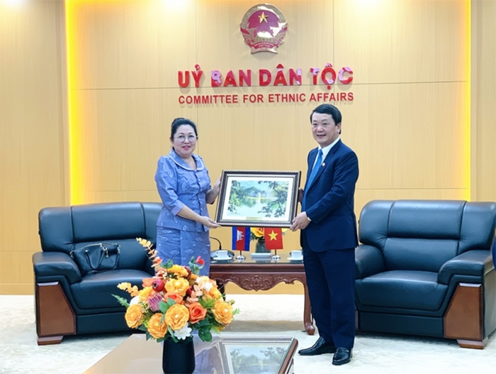 Bộ trưởng, Chủ nhiệm Hầu A Lềnh tặng quà kỷ niệm Quốc vụ khanh Bộ Lễ nghi và Tôn giáo Vương quốc Campuchia Min Chandyneth