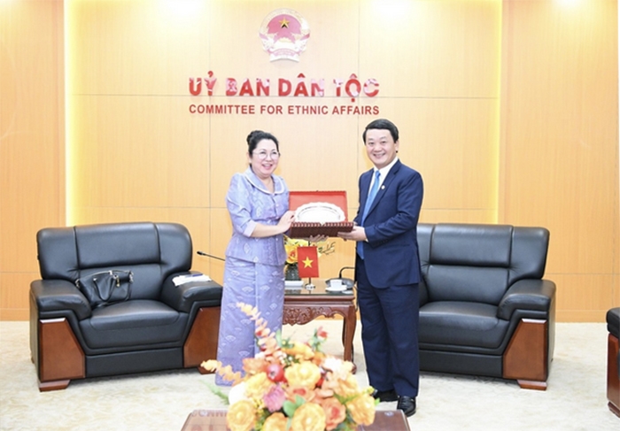Quốc vụ khanh Bộ Lễ nghi và Tôn giáo Vương quốc Campuchia Min Chandyneth tặng quà kỷ niệm Bộ trưởng, Chủ nhiệm Hầu A Lềnh 