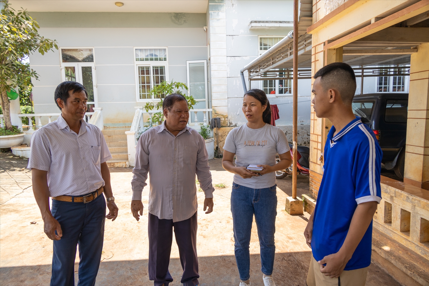 Sau khi xảy ra vụ việc khủng bố ngày 11/6, ông Y Kam Niê (thứ 2 bên trái), Người có uy tín buôn Kniết, xã Ea Ktur, huyện Cư Kuin tích cực đến nhà dân tìm hiểu, truyên truyền