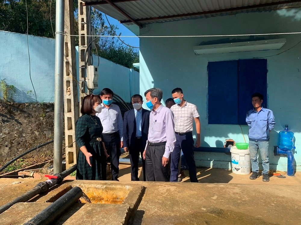 Đoàn liên ngành tỉnh Sơn La kiểm tra tình hình cấp lại nước cho người dân tại Trạm cấp nước bản Mạt, xã Chiềng Mung, huyện Mai Sơn.