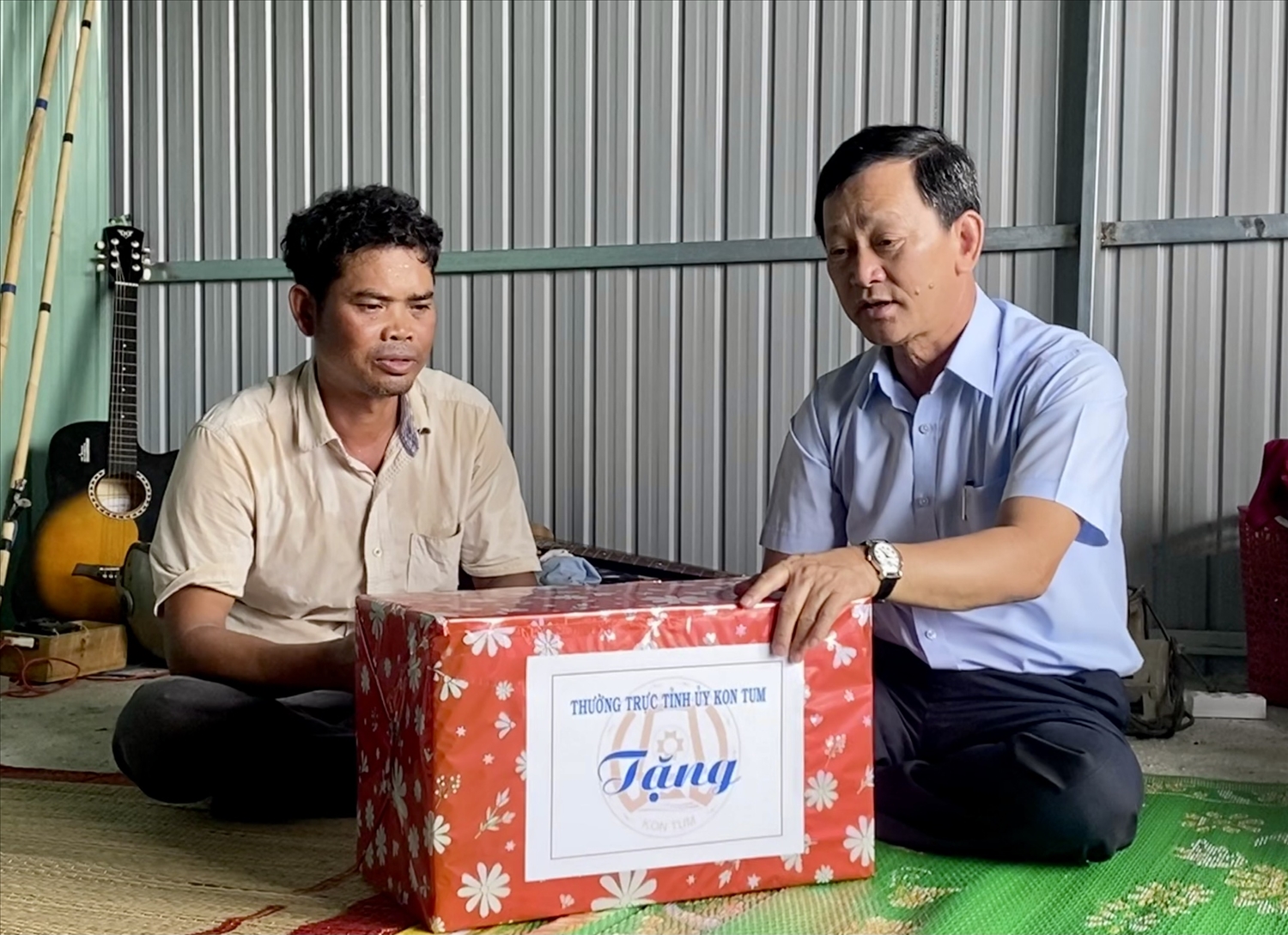 Ủy viên Trung ương Đảng, Bí thư Tỉnh ủy, Chủ tịch HĐND tỉnh Kon Tum Dương Văn Trang thăm hỏi và tặng quà hộ gia đình anh A Đức ở Điểm dân cư 64