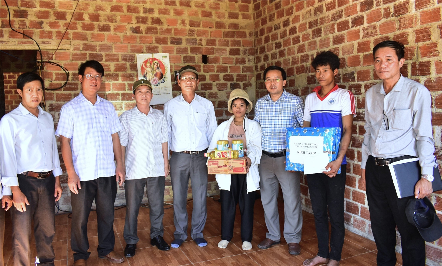 Ông Nguyễn Thanh Mân (thứ 3 từ phải sang), Chủ tịch UBND thành phố Kon Tum thăm hỏi, tặng quà các hộ DTTS đến sinh sống ở Điểm dân cư 64