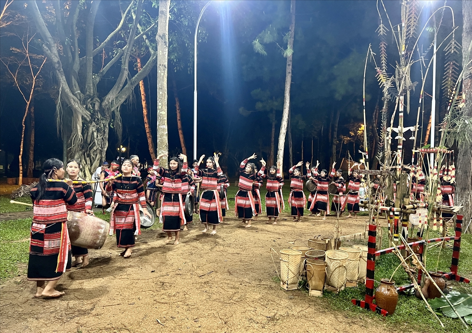 Đội chiêng nữ làng Leng (xã Tơ Tung, huyện Kbang) trình diễn cồng chiêng tại Chương trình “Cồng chiêng cuối tuần - thưởng thức và trải nghiệm”