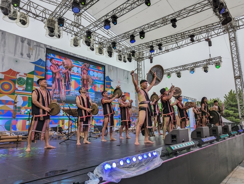 Đoàn nghệ nhân Gia Rai của Gia Lai khi gây ấn tượng trên sân khấu âm nhạc thế giới tại Lễ hội Âm thanh Thế giới 2023 . Ảnh: Nguyễn Quang Tuệ
