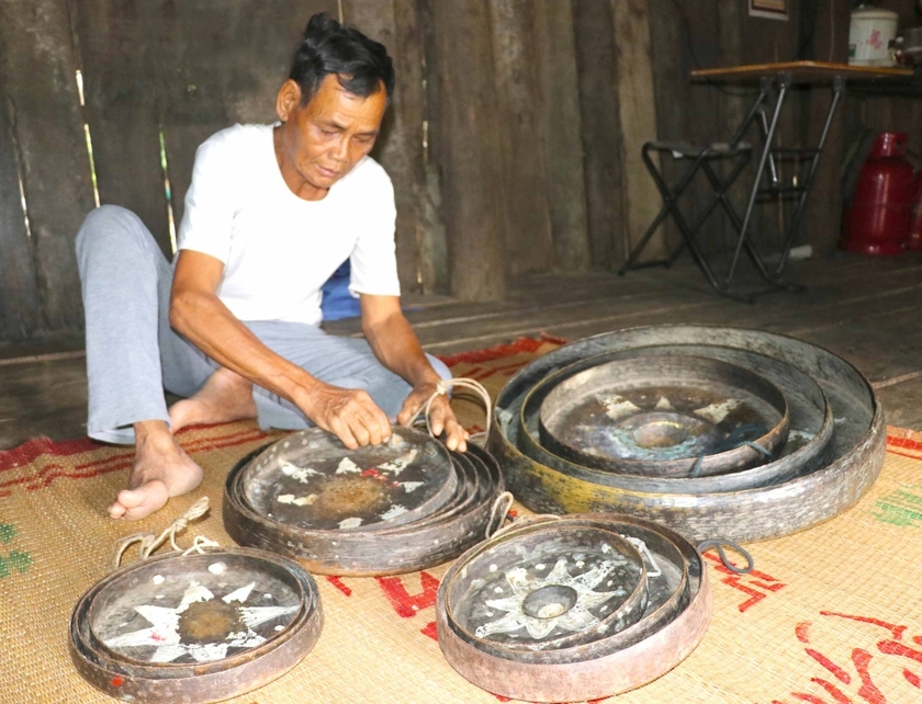 Ông Đinh Jrang (làng Leng, xã Tơ Tung, huyện Kbang) sở hữu 7 bộ cồng chiêng sau gần 50 năm nỗ lực sưu tầm, gìn giữ