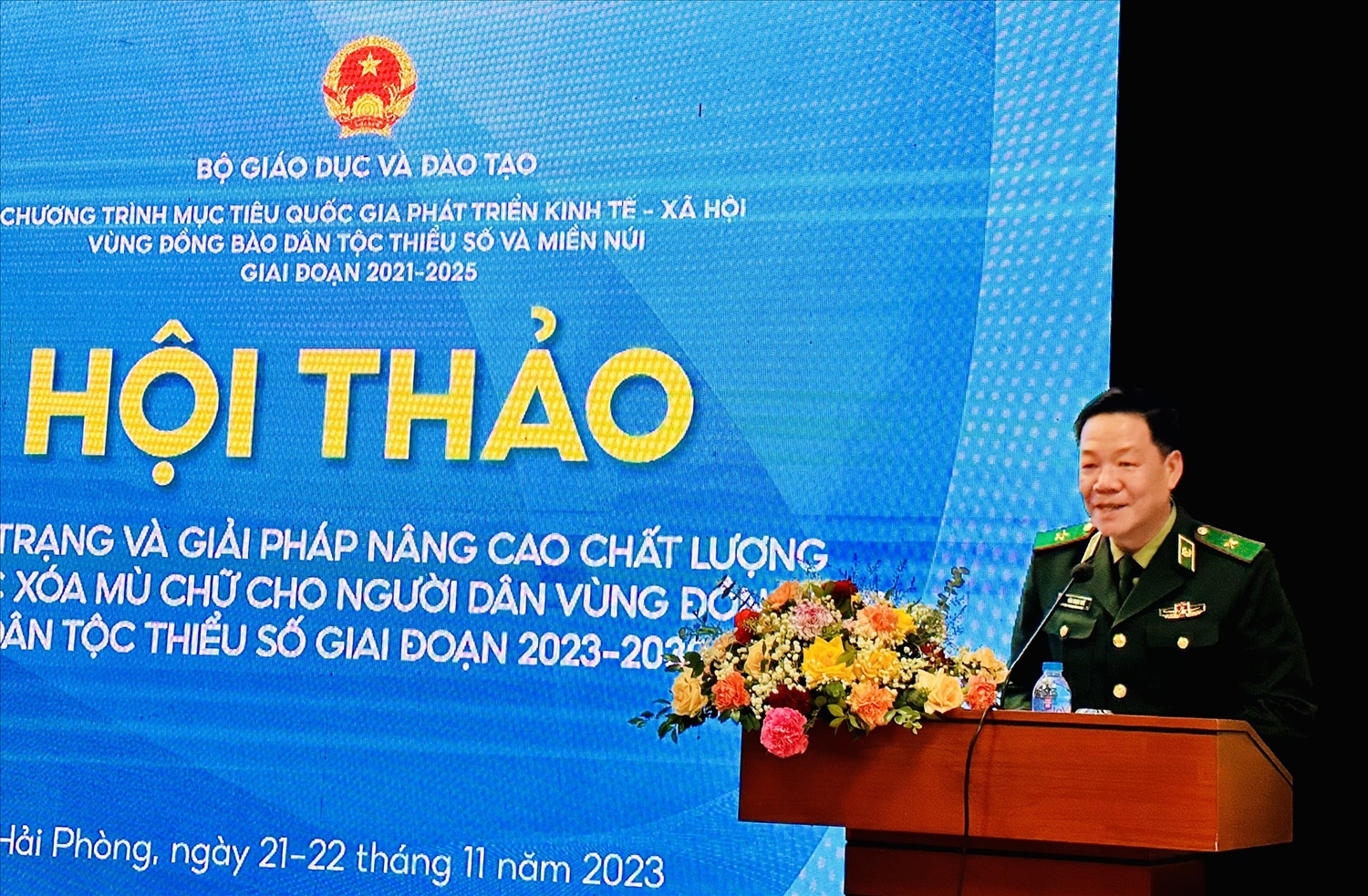 Thiếu tướng Văn Ngọc Quế, Phó Chủ nhiệm Chính trị Bộ đội biên phòng phát biểu tham luận tại Hội thảo