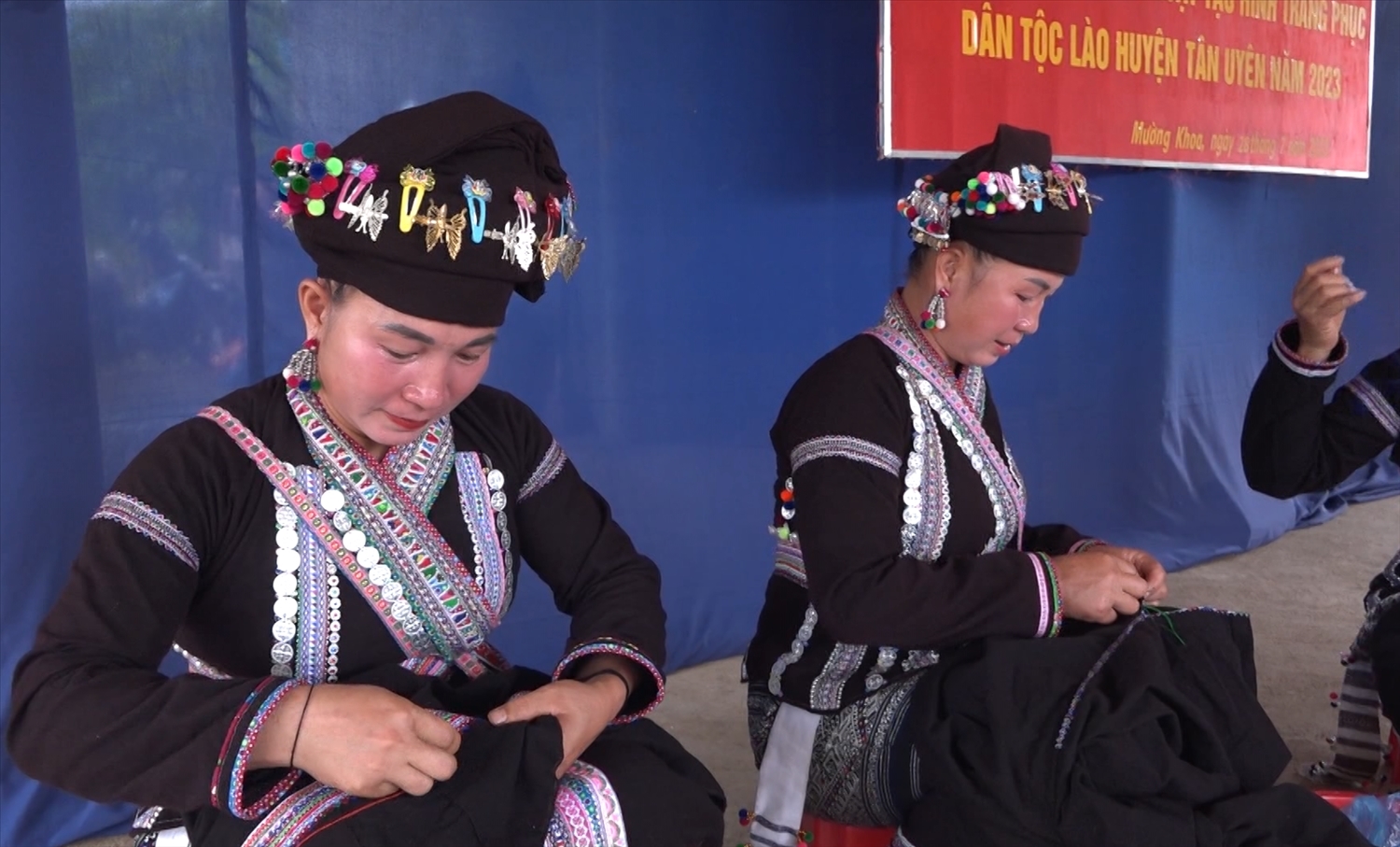 Trang phục của người Lào ở Tân Uyên có màu đen, chân váy được dệt nhiều hoa văn màu trắng, xanh và đỏ. Điểm nhấn là những đường may và thêu tay cầu kỳ