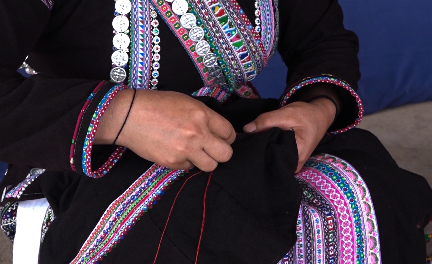 Phần trên của chân váy phụ nữ dân tộc Lào được dệt tạo hình hoa văn với chỉ các màu đen, xanh, đỏ và trắng