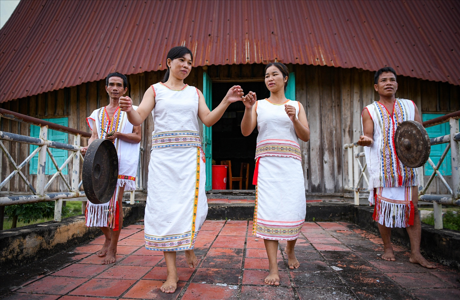 Với dân tộc Rơ Măm hiện vẫn có 48,0% người biết múa điệu múa truyền thống.
