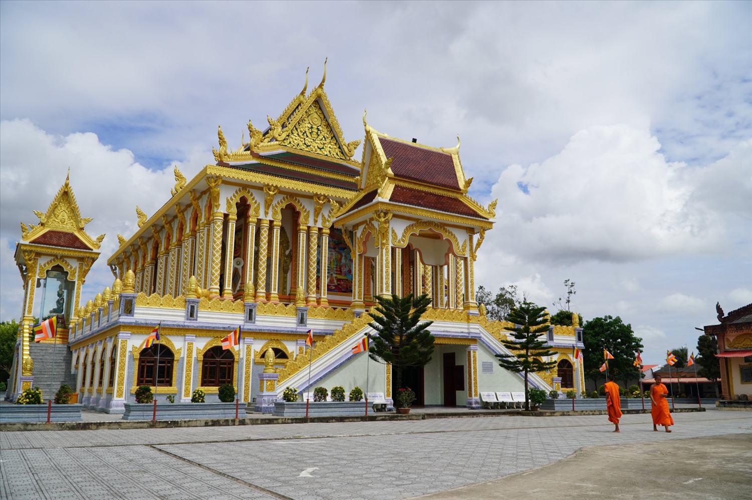 Chùa Tà Mơn, huyện Trần Đề (Sóc Trăng) là một trong những điểm du lịch nằm trên tuyến biên giới biển 