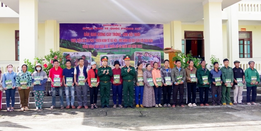 (Ban CĐ- Tin CĐ THông tin đối ngoại): Đoàn Kinh tế-Quốc phòng 207 hỗ trợ đồng bào vùng biên tỉnh Quảng Nam