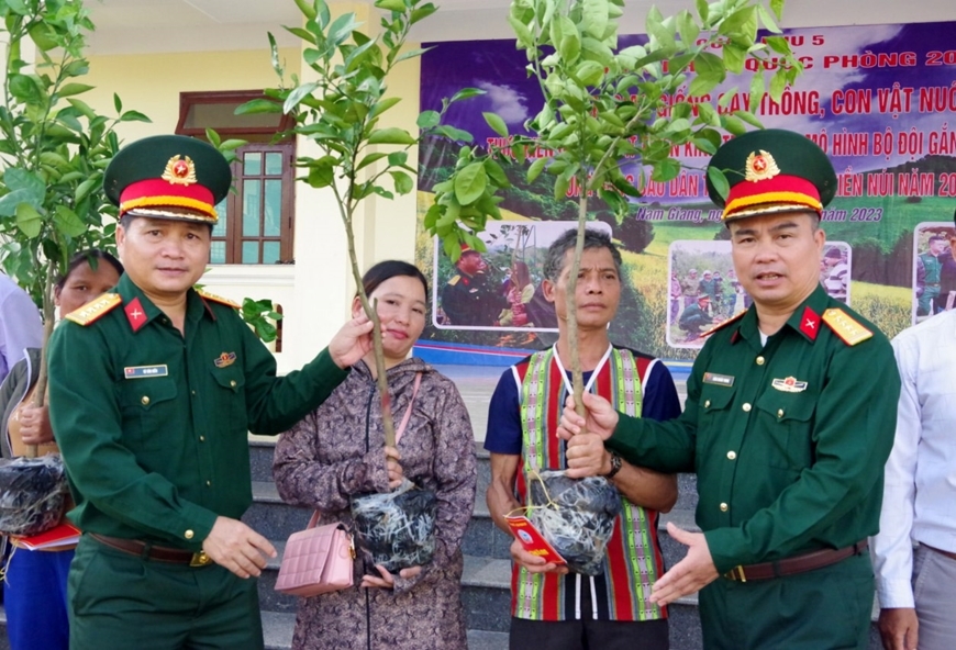 (Ban CĐ- Tin CĐ THông tin đối ngoại): Đoàn Kinh tế-Quốc phòng 207 hỗ trợ đồng bào vùng biên tỉnh Quảng Nam 1